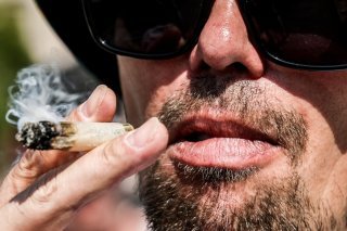 La nouvelle loi prévoit que la distribution et la vente du cannabis aux personnes mineures soient interdites (archives). KEYSTONE/EPA/FILIP SINGER